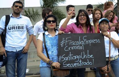Protesta por la detención del hermano de Uribe.