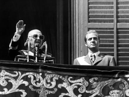 Franco (i) acompa&ntilde;ado del Pr&iacute;ncipe de Espa&ntilde;a en aquel momento, Juan Carlos de Borb&oacute;n, desde el balc&oacute;n principal del Palacio de Oriente el 1 de octubre de 1975.