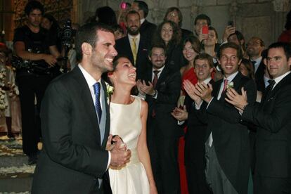 Los reci&eacute;n casados Pablo Lara hijo del presidente del grupo Planeta Jos&eacute; Manuel Lara Bosch y Anna Brufau, a la salida de la iglesia de Santa Mar&iacute;a del Mar donde se ha celebrado el enlace a la que han asistido numerosas personalidades. 
 