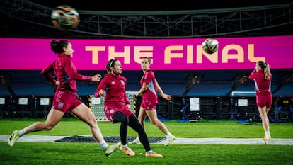 Jugadoras de la selección, con Aitana en el centro de la imagen, entrenaban el viernes.