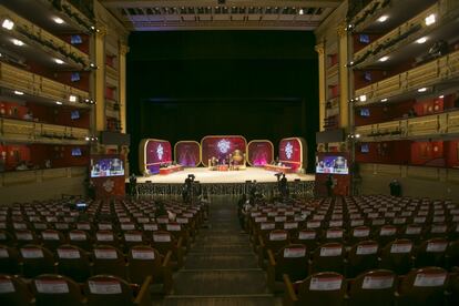 Varios periodistas en el patio de butacas del Teatro Real, antes del inicio del Sorteo Extraordinario de la Lotería de Navidad, que este 2020 pasará a la historia por celebrarse sin público y con unas medidas especiales por el protocolo anticovid.