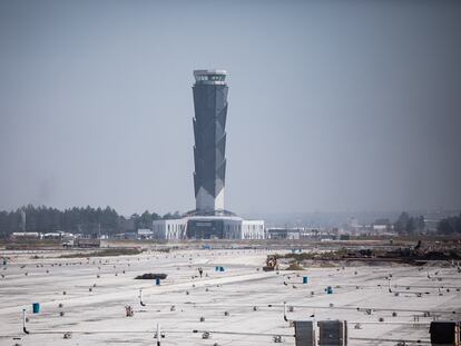 Torre de control del futuro aeropuerto Felipe Ángeles, en el Estado de México.