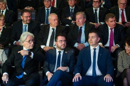 El presidente de la Generalitat, Pere Aragonès, entre el presidente de Foment, Josep Sánchez Llibre, y el ministro de Industria, Héctor Gómez,  durante la entrega los premios de la patronal catalana.