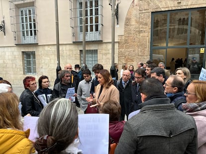 La alcaldesa de Valencia, María José Catalá, con los afectados de Aumsa a las puertas del pleno municipal de enero.