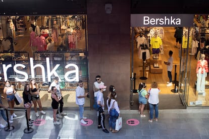 Cola para entrar en un tienda en el centro comercial de La Maquinista de Barcelona.