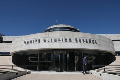 Detenido un vigilante de seguridad del Comité Olímpico Español por eyacular en botellas de agua de dos compañeras