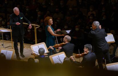 William Christie, la soprano Rachel Redmond y el flautista Serge Saitta durante la interpretación del aria 'Sweet Bird'.