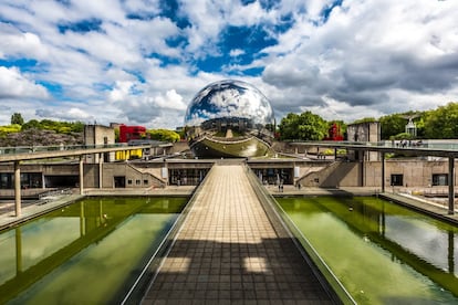 Al norte de París, en el parque de La Villete, nos encontramos uno de los museos de ciencias naturales más extensos de Europa. Recibe unos cinco millones de visitantes al año, sobre todo familias, atraídos por sus atractivas propuestas para el público infantil. Como el Planetario; 'El Argonaute', que entre 1958 y 1982 formó parte de una escuadrilla francesa de submarinos en el Mediterráneo; el acuario o la Geoda, que encierra una sala de proyección IMAX con una pantalla de 1.000 metros cuadrados. Hay dos secciones específicamente orientadas a los más pequeños: La Cité des Enfants (Ciudad de los Niños) y Techno Cité, donde la consigna es aprender jugando. <a href="http://www.cite-sciences.fr/en/home/" target="_blank">cite-sciences.fr</a>