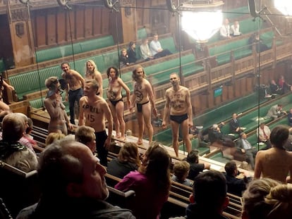 Once activistas de 'Extinction Rebellion' protestan desnudos en un intento por llamar la atención de los políticos sobre la crisis climática y ecológica durante un debate sobre el Brexit en la Cámara de los Comunes, en Londres.