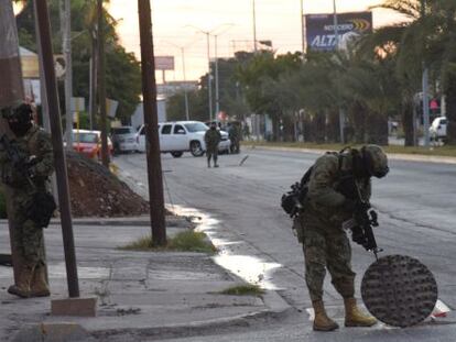 Un marino vigila una alcantarilla en Los Mochis, donde cayó El Chapo.