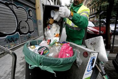 Un barrendero, tras la huelga de noviembre de 2013.