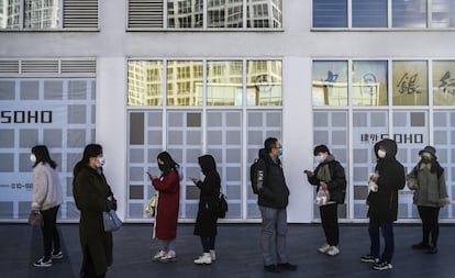 Trabalhadores na porta de seu escritório em Pequim.