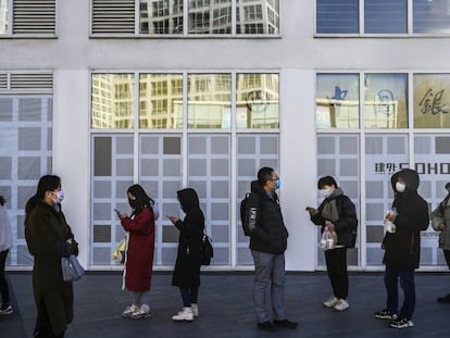 Varios trabajadores, a las puertas de su oficina en Pekín.