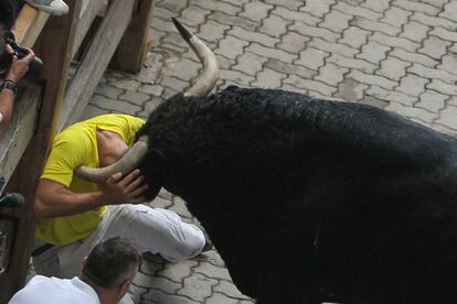 Otro momento de la cogida en el tramo del Callejón.