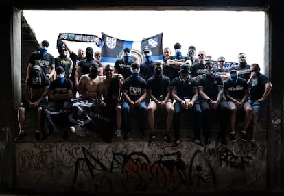 Miembros del grupo ultra del Hércules de Alicante, retratados en su ciudad.