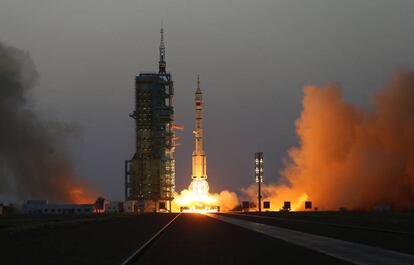 Despegue del cohete chino Shenzhou 11 en Jiuquan.