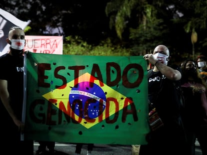 Protestantes mostram cartaz após chacina no Jacarezinho, no dia 8 de maio.
