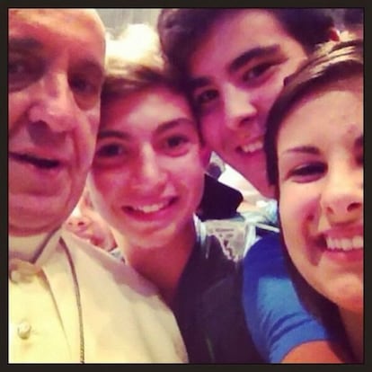 Una 'selfie' del Papa con tres jóvenes durante una audiencia, el pasado 3 de marzo.