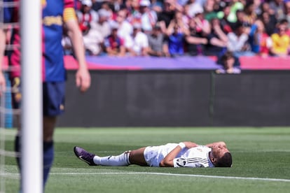 Kylian Mbappé en el suelo tras una jugada.