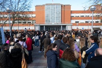 Cientos de personas congregadas a las puertas de la Facultad de Derecho de la Complutense para las pruebas MIR, el 21 de enero.