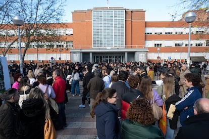 Cientos de personas congregadas a las puertas de la Facultad de Derecho de la Complutense para las pruebas MIR de este año.