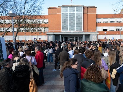 Cientos de personas congregadas a las puertas de la Facultad de Derecho de la Complutense para las pruebas MIR de este año.