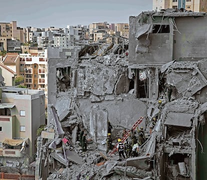 Soldados y equipos de rescate trabajan en un edificio destruido por un ataque iraní en Beersheva (Israel), el martes.
