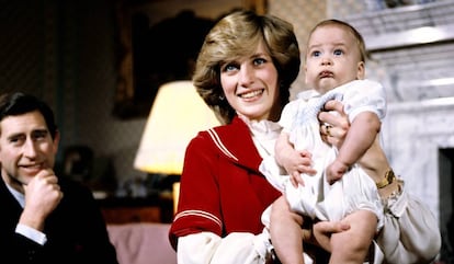 Los príncipes Carlos y Diana con su hijo Guillermo, en diciembre de 1982.