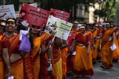 Mulheres de Akhil Bhartiya Terapanth Mahila Mandal (ABTMM) participam com cartazes e vestimentas típicas da manifestação em Mumbai (Índia).