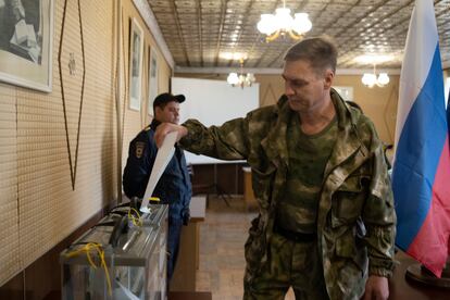 Un militar vota en Lugansk, territorio al este de Ucrania controlado por Rusia.