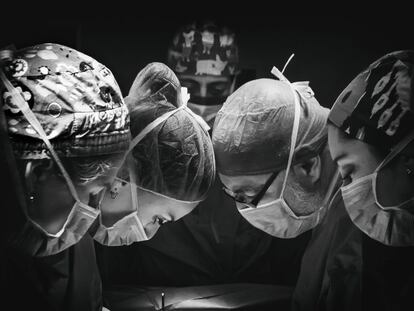 Dos equipos de cirugía trabajan compenetrados y al unísono, en la extracción secuencial y ordenada de corazón e hígado.