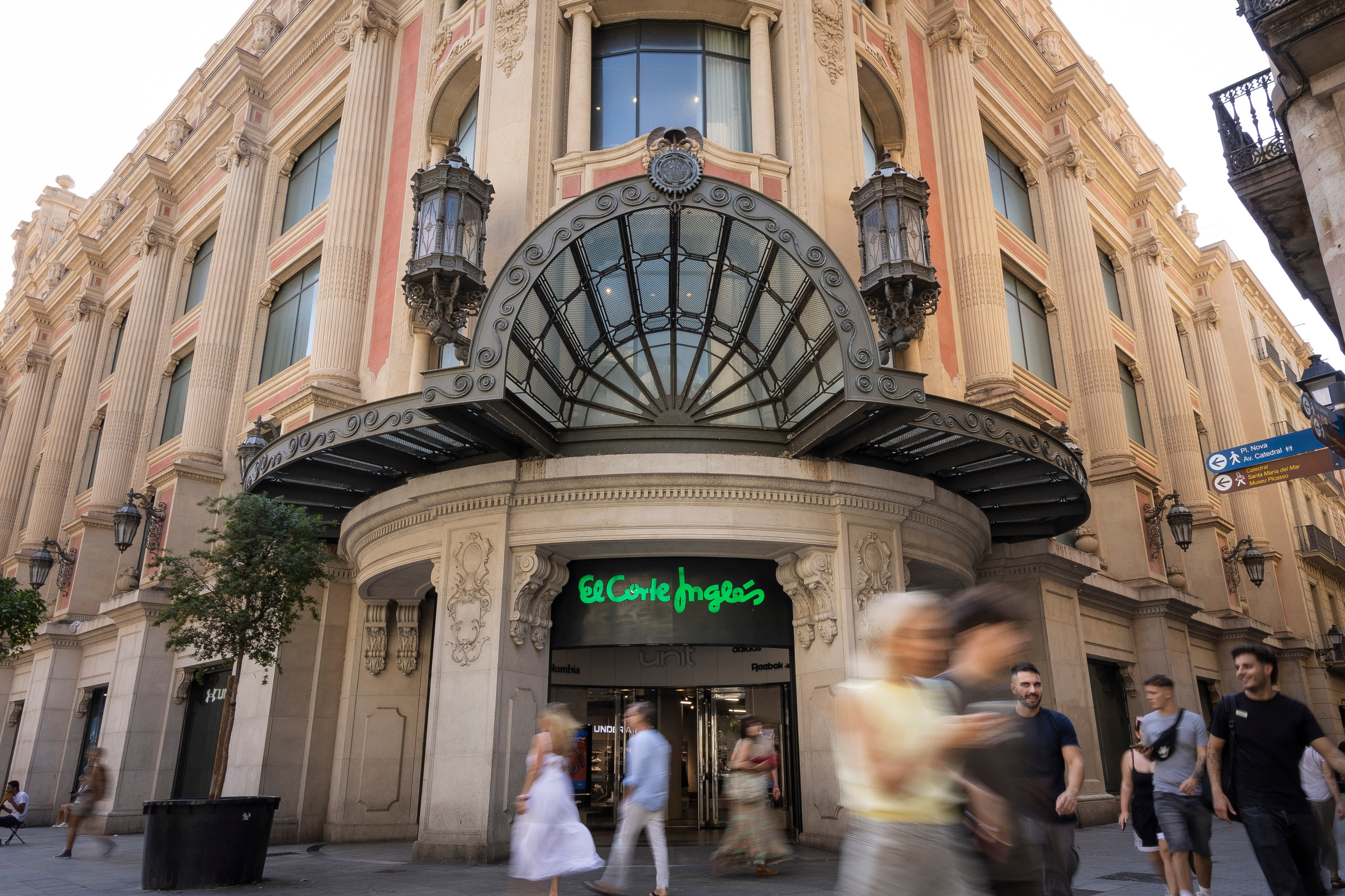 Adiós al edificio de los antiguos almacenes Can Jorba de Barcelona, el primero que tuvo una escalera mecánica