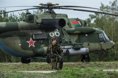 Un soldado bielorruso hace guardia junto a un helicóptero durante las maniobras, el 18 de septiembre de 2017.