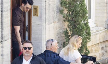 Sophie Turner y Joe Jonas saliendo de su hotel.