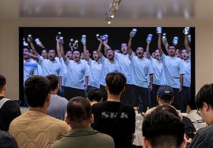 Empleados de Huawei durante el lanzamiento de un nuevo modelo de smartphone en Pekín, China, en septiembre de 2023.