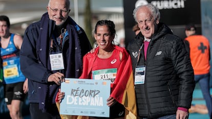 La atleta de origen marroquí y con nacionalidad española desde el mes de junio Majida Maayouf junto al presidente de la Fundación Trinidad Alfonso, Juan Roig (izqda), y el presidente de la SD Correcaminos, Paco Borau, en el Maraton Valencia del pasado 3 de diciembre.