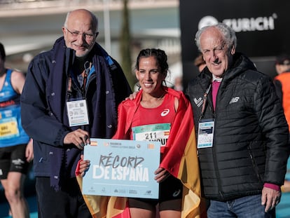 La atleta de origen marroquí y con nacionalidad española desde el mes de junio Majida Maayouf 
 junto al presidente de la Fundación Trinidad Alfonso, Juan Roig (izqda), y el presidente de la SD Correcaminos, organizadora de la prueba, Paco Borau. EFE