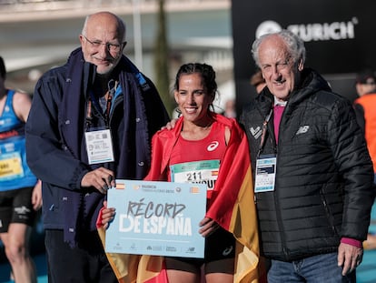 La atleta de origen marroquí y con nacionalidad española desde el mes de junio Majida Maayouf junto al presidente de la Fundación Trinidad Alfonso, Juan Roig (izqda), y el presidente de la SD Correcaminos, Paco Borau, en el Maraton Valencia del pasado 3 de diciembre.