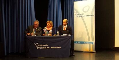 Alfonso Sánchez, izquierda, y Ángeles Pedraza, centro, durante la asamblea de este sábado.