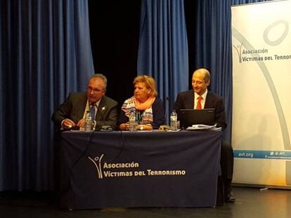 Alfonso S&aacute;nchez, izquierda, y &Aacute;ngeles Pedraza, centro, durante la asamblea de este s&aacute;bado.