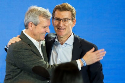 El presidente del Partido Popular, Alberto Núñez Feijóo (derecha), junto al presidente del PP de Galicia, Alfonso Rueda, tras ganar las elecciones, en Santiago este lunes.