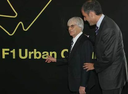 Bernie Ecclestone, a la izquierda, junto a Francisco Camps, ayer en Valencia.
