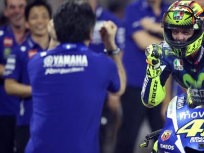 Rossi celebra su victoria en Qatar.