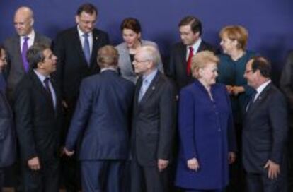 L&iacute;deres europeos conversan durante la foto de familia de los asistentes a la cumbre de jefes de Estado y de Gobierno de la Uni&oacute;n Europea (UE) celebrada en Bruselas (B&eacute;lgica). 