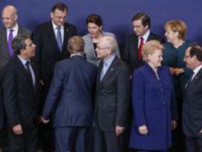 L&iacute;deres europeos conversan durante la foto de familia de los asistentes a la cumbre de jefes de Estado y de Gobierno de la Uni&oacute;n Europea (UE) celebrada en Bruselas (B&eacute;lgica). 