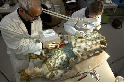 La Virgen de Bellpuig durante la restauraci&oacute;n.