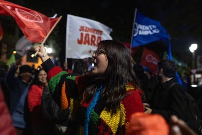Simpatizantes de Jeannette Jara, celebran al cierre de las elecciones primarias presidenciales.
