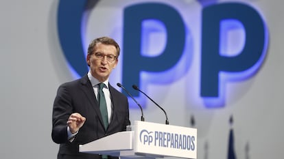 El líder del PP, Alberto Núñez Feijóo, durante el congreso del partido en Sevilla, el 2 de abril.