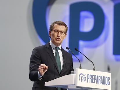 El líder del PP, Alberto Núñez Feijóo, durante el congreso del partido en Sevilla, el 2 de abril.