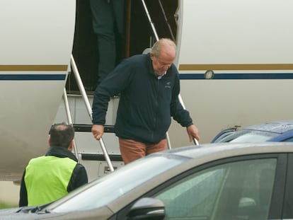 Juan Carlos I descendía este domingo de un avión en el aeropuerto de Vitoria.